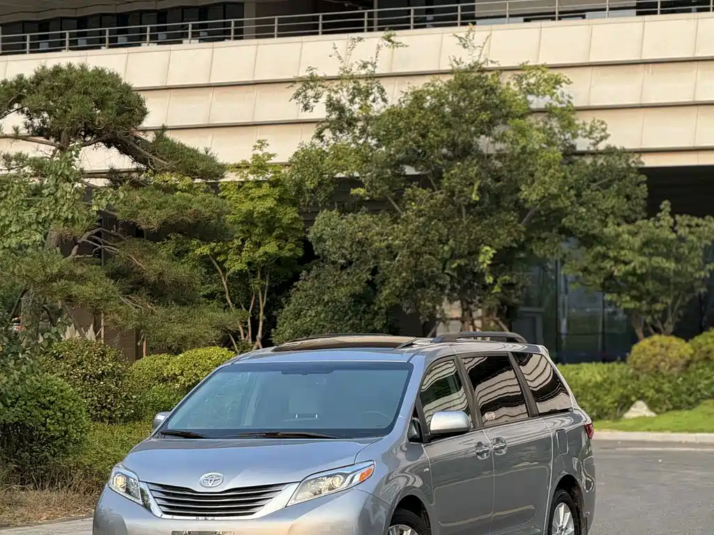 Toyota Sienna — миниатюра 2
