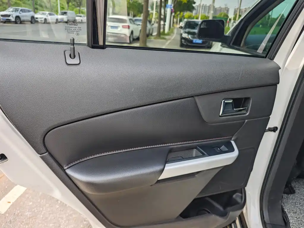 Ford Edge (Import) — миниатюра 10