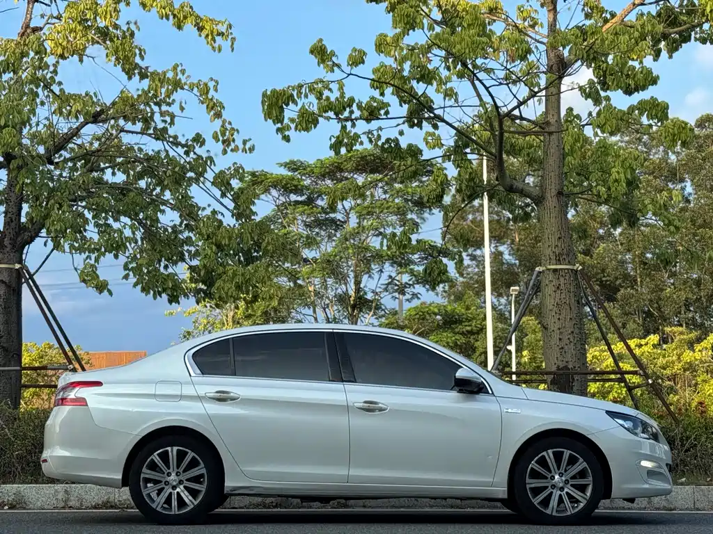 PEUGEOT 408