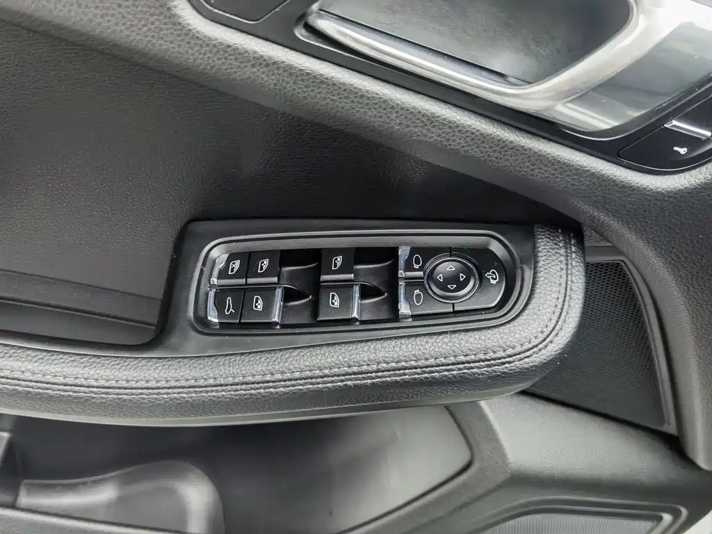 Porsche Macan — миниатюра 9