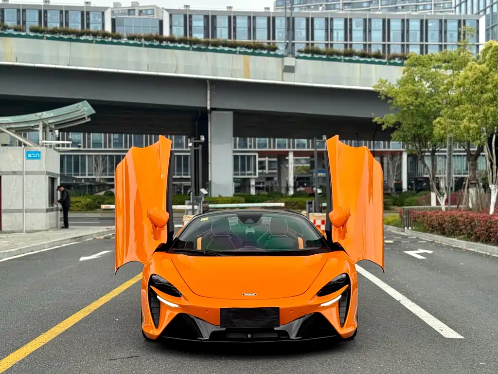 McLaren Artura 2024