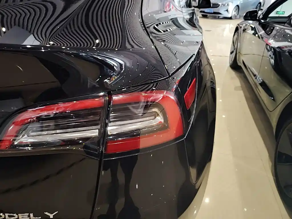 Tesla Model Y — миниатюра 8