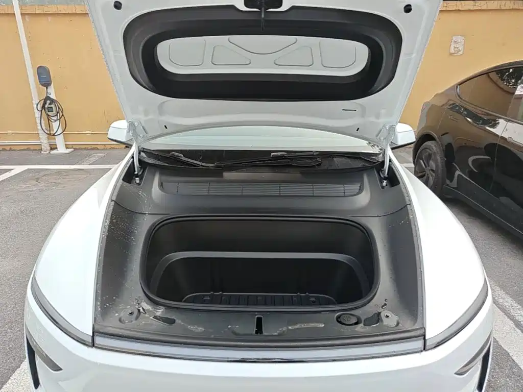 Tesla Model Y — миниатюра 20