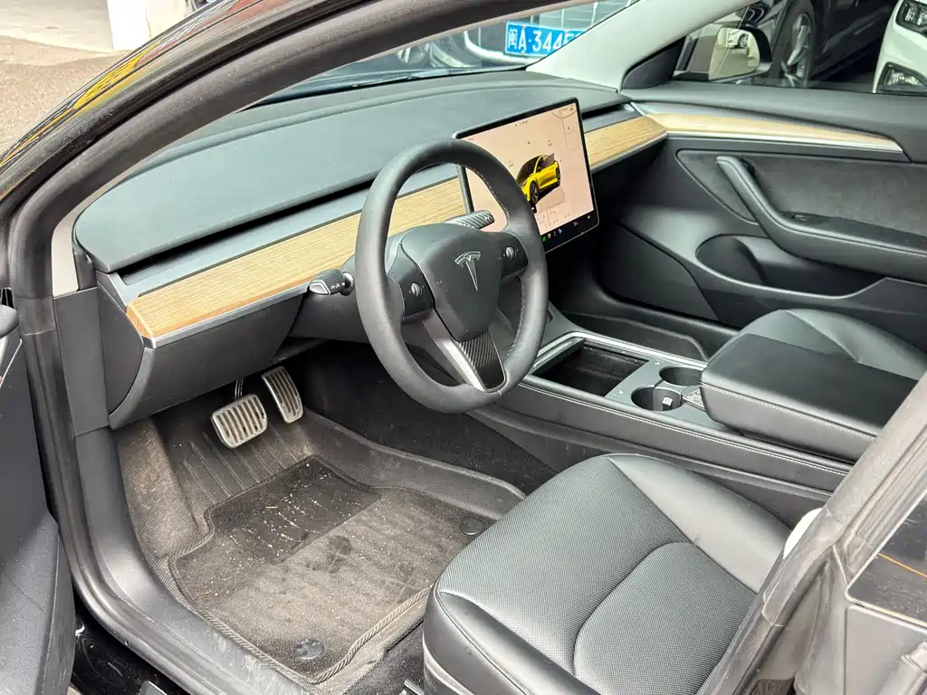 Tesla Model 3 — миниатюра 7