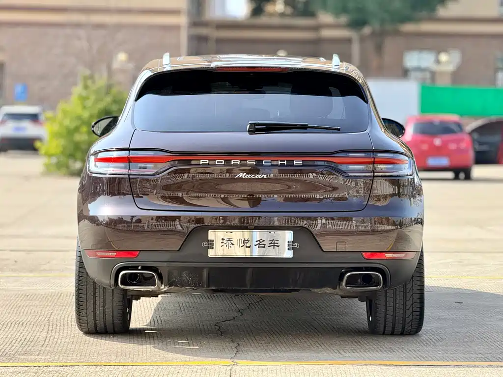 PORSCHE MACAN