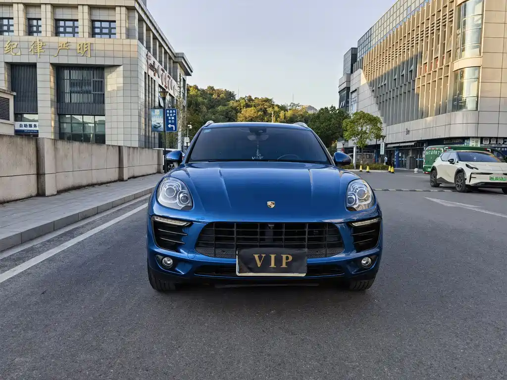 PORSCHE MACAN