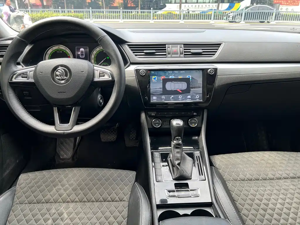 Skoda Superb — миниатюра 11