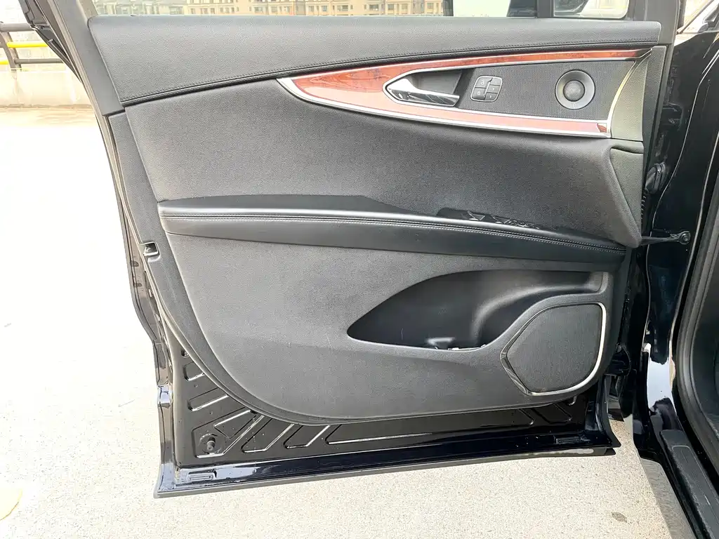 LINCOLN NAVIGATOR (IMPORT)