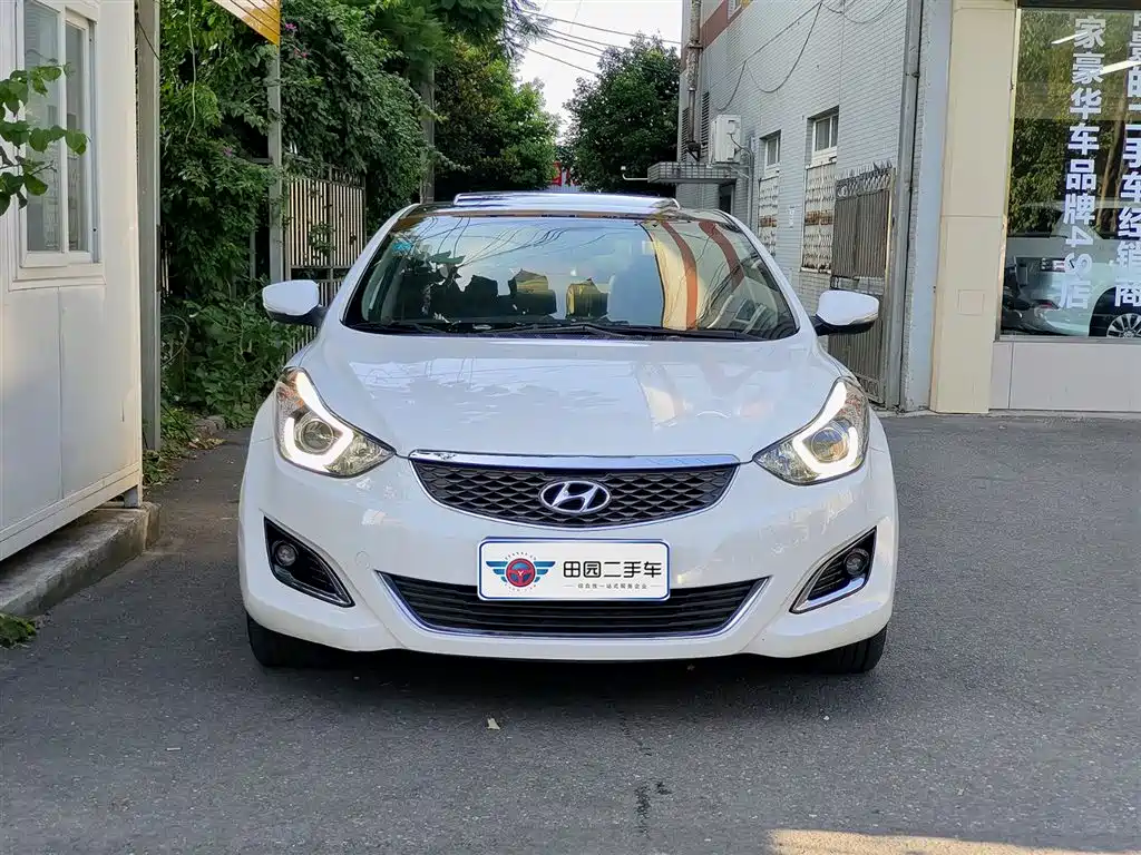 Hyundai Elantra 2016 1.6L AT Luxury