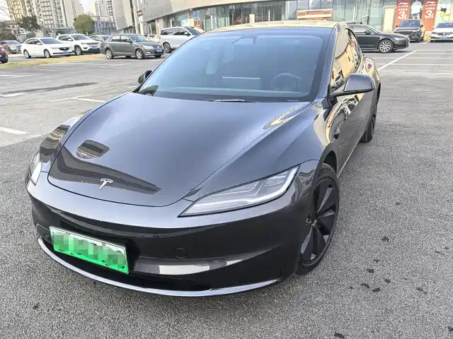 TESLA MODEL 3 2024