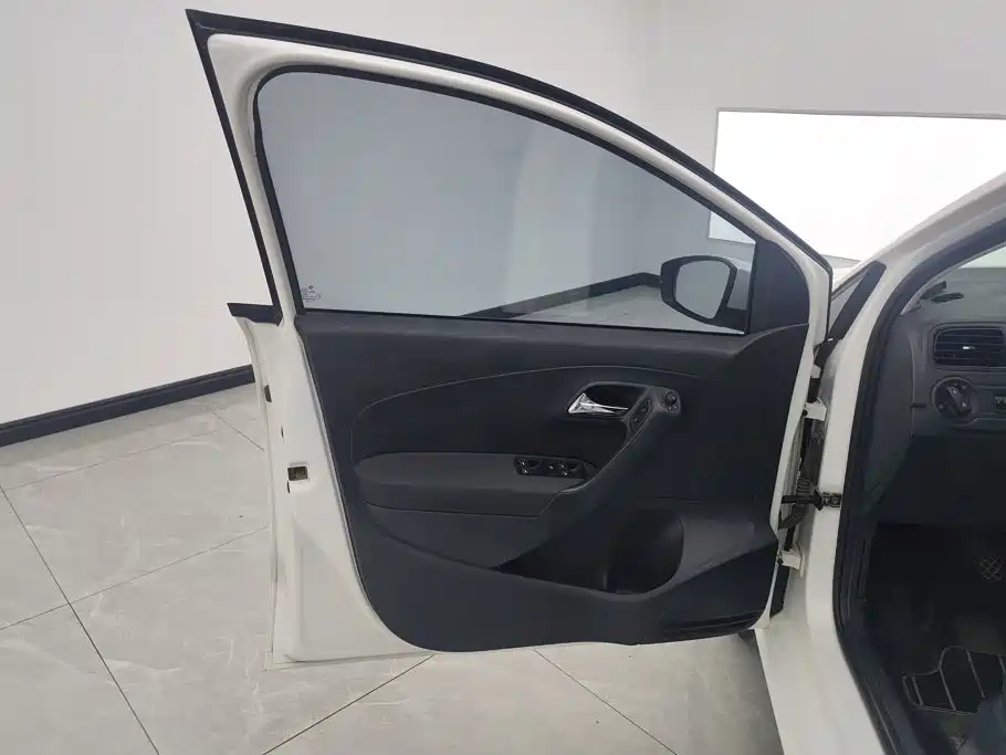 Volkswagen Polo 2016 1.4L MT