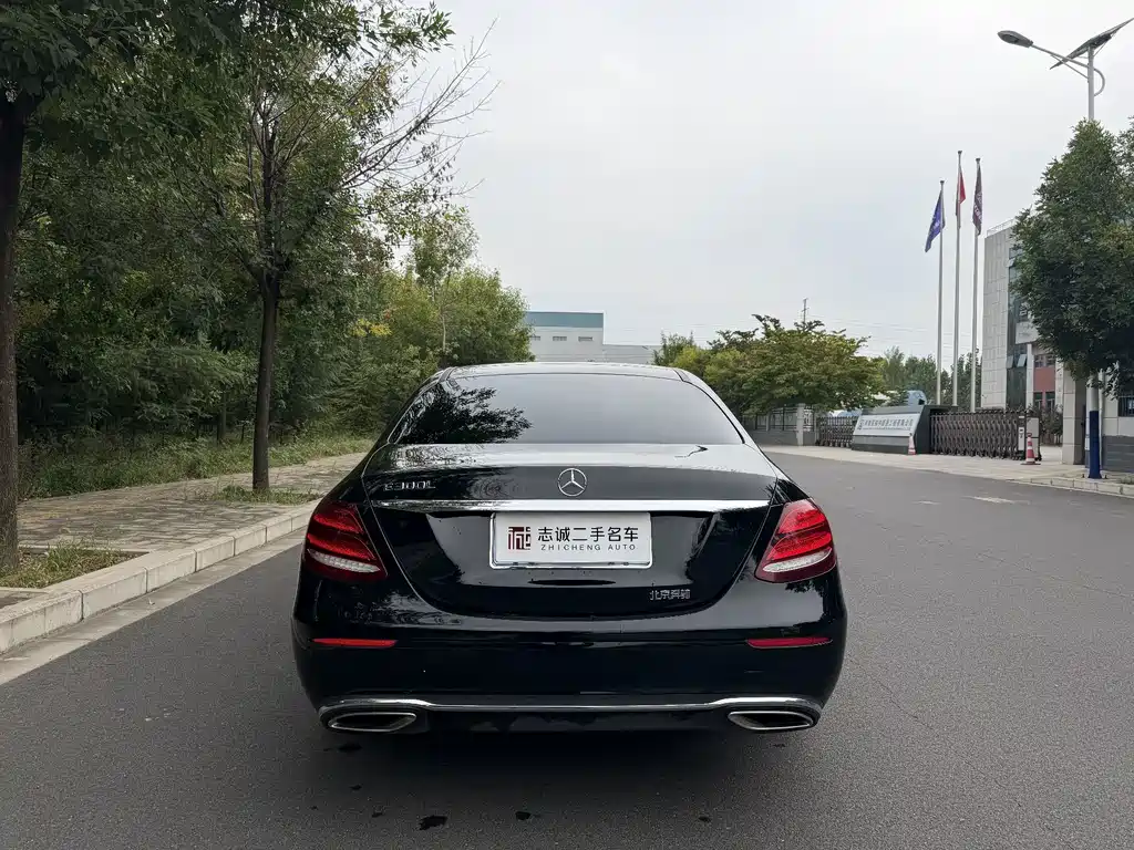 Mercedes-Benz E-Class — миниатюра 2