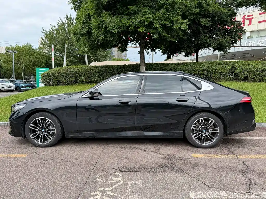 BMW 5 Series — миниатюра 3