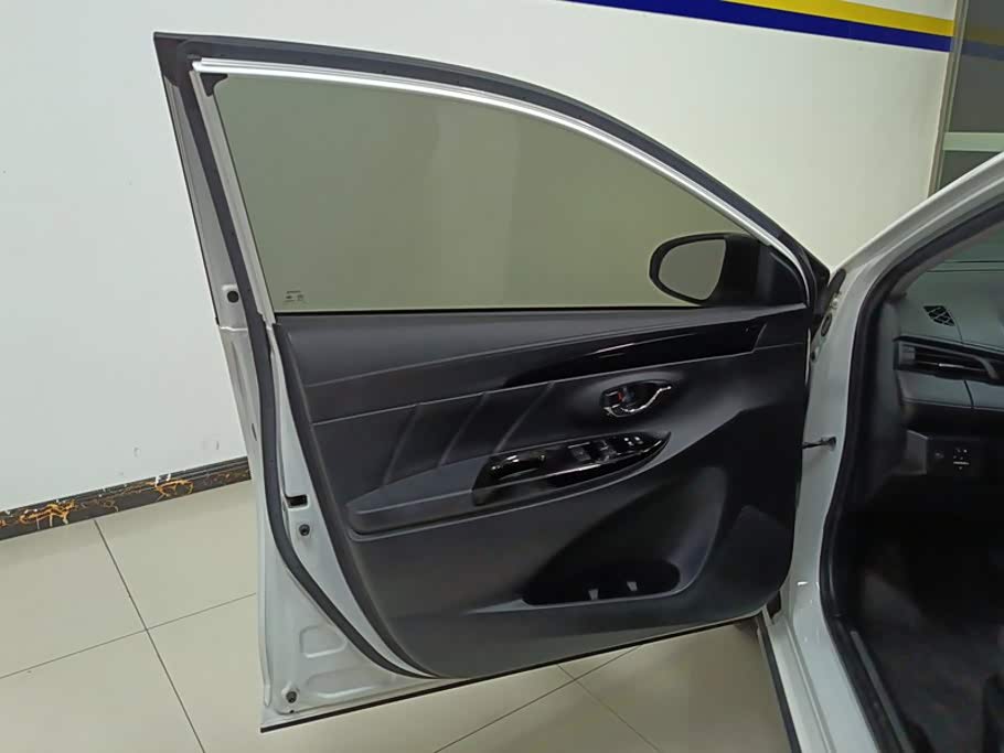 Toyota YARiS L Zhi Xuan 1.5 л 2021 г. Белый, пробег 43500 км