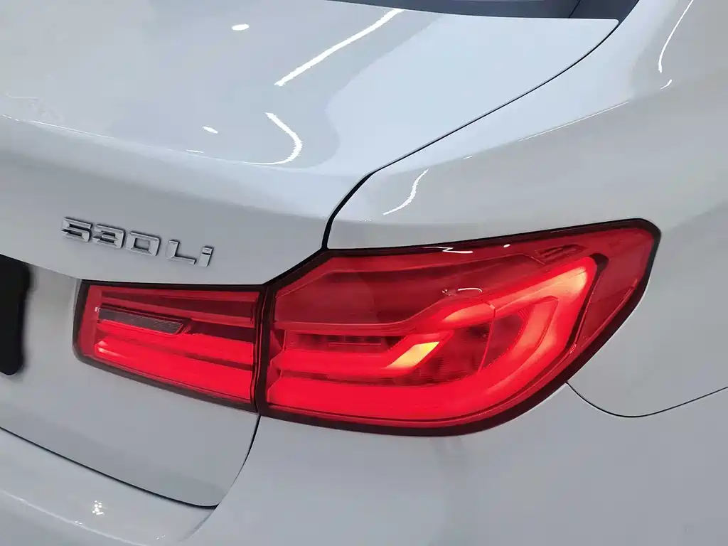 BMW 5 Series — миниатюра 10