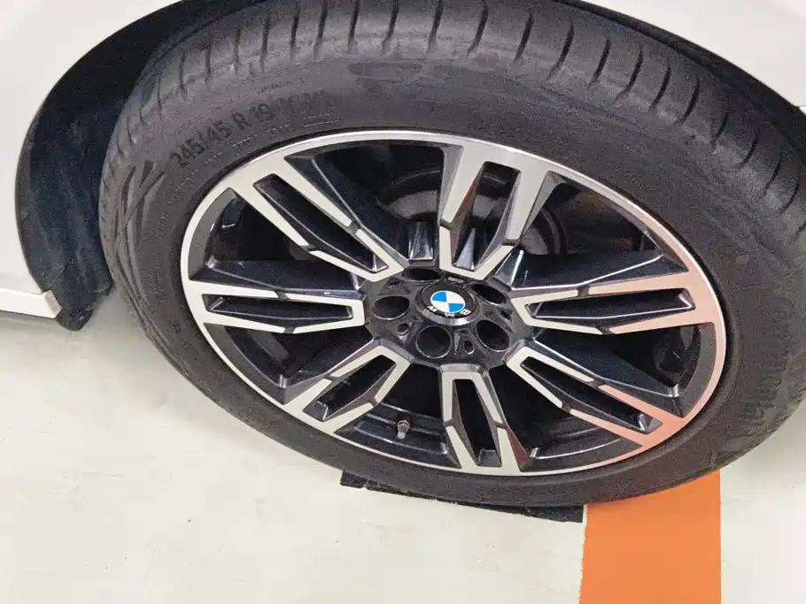 BMW 5 Series — миниатюра 6