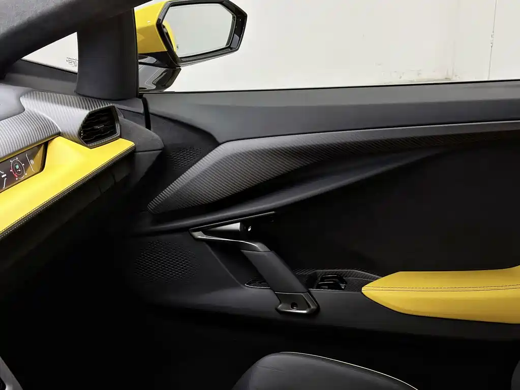 Lamborghini Revuelto — миниатюра 20