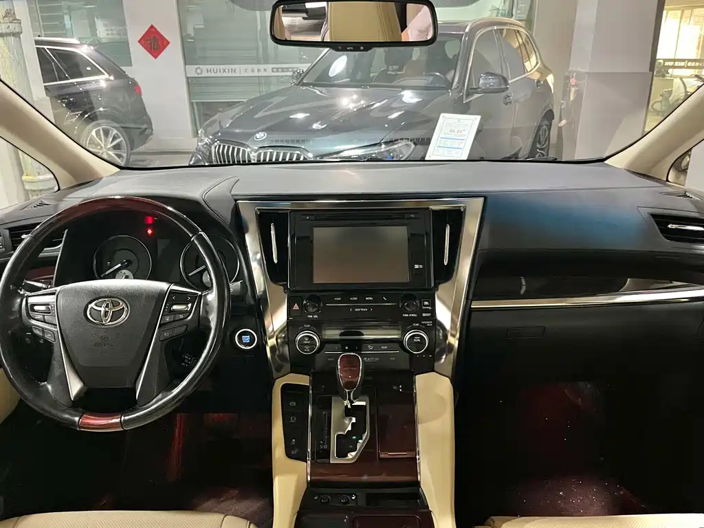 Toyota Alphard — миниатюра 8