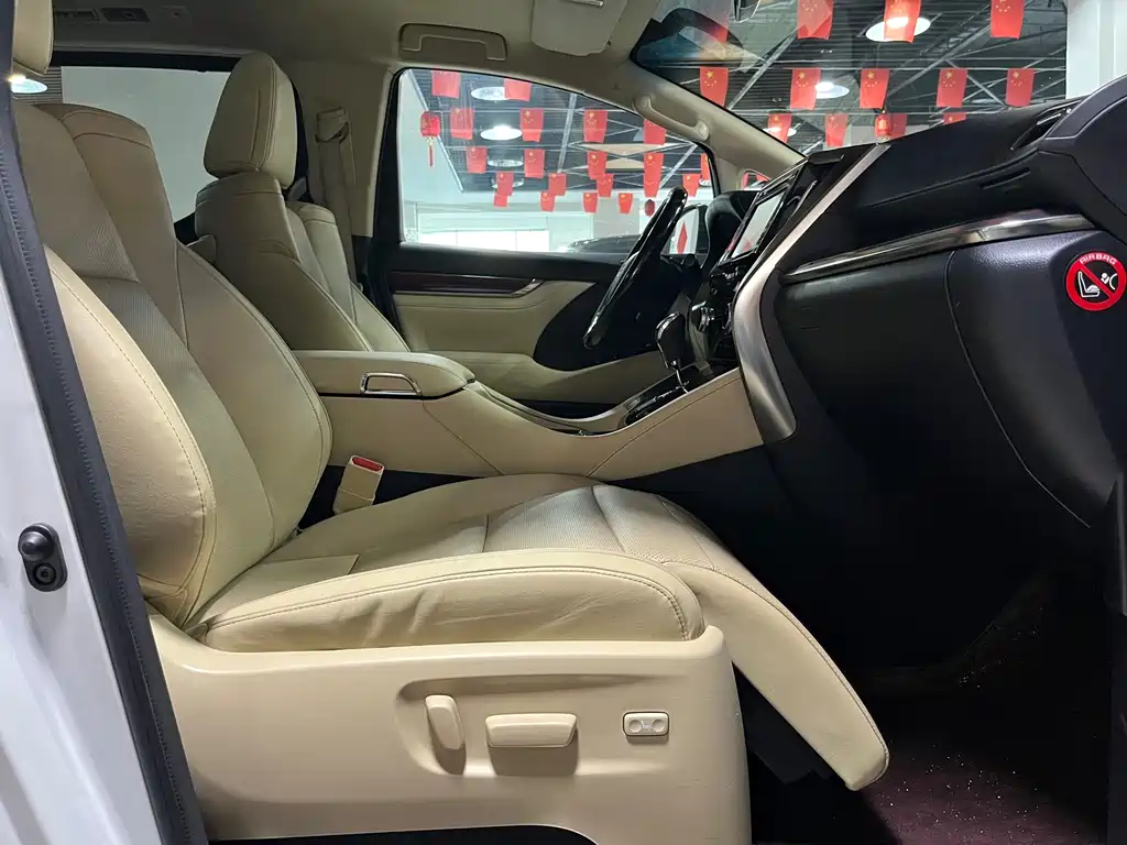 Toyota Alphard — миниатюра 13