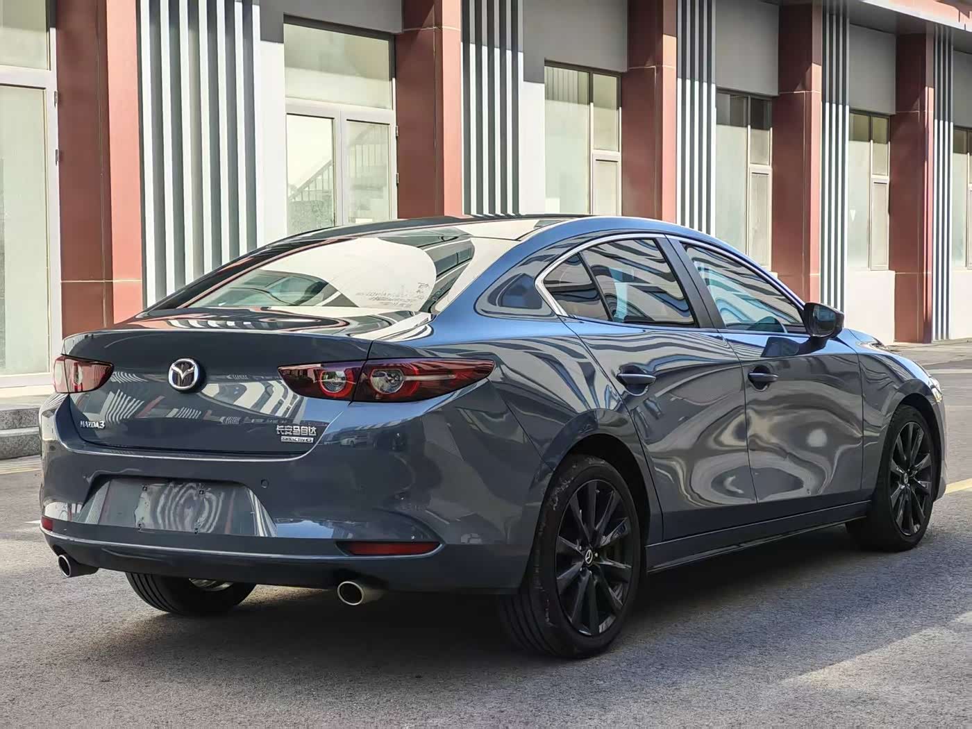 Mazda Mazda3 Axela 2.0 л 2023 г. Серебристо-серый, пробег 15000 км