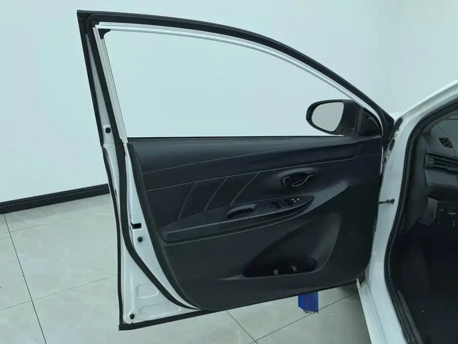 Toyota Yaris L — миниатюра 7