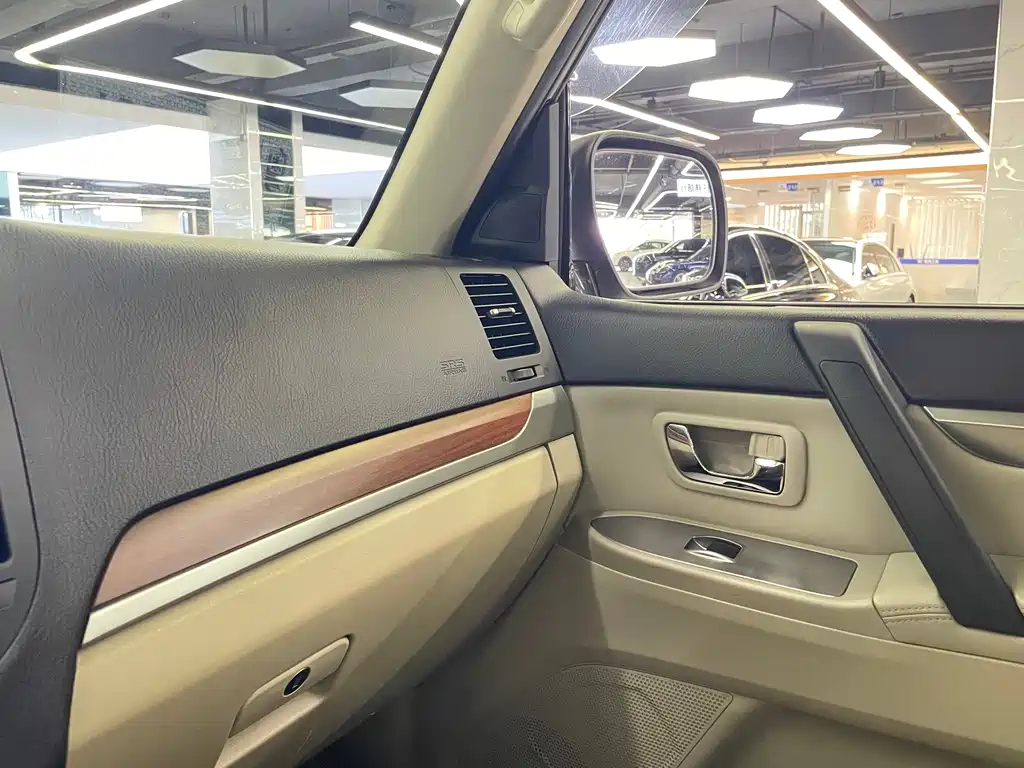 Mitsubishi Pajero (Import) — миниатюра 21