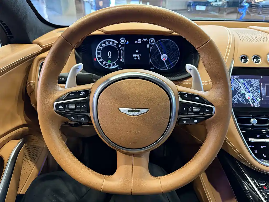 ASTON MARTIN DBX