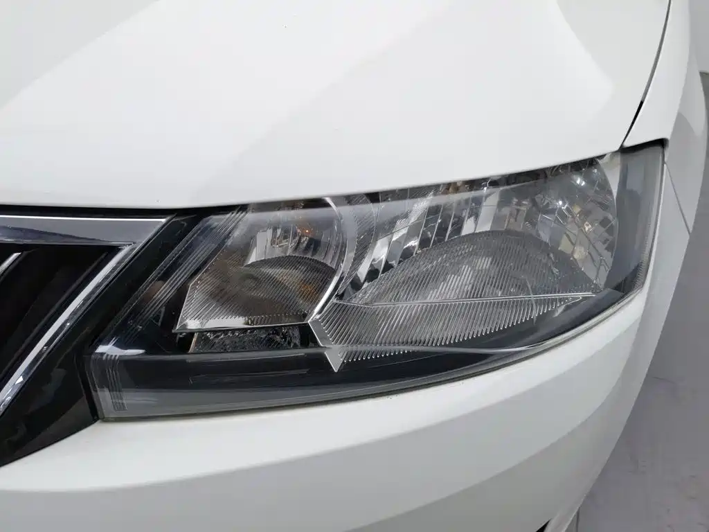 Skoda Rapid — миниатюра 7