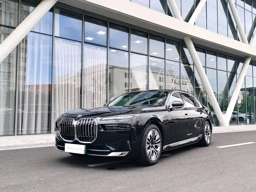 BMW i7