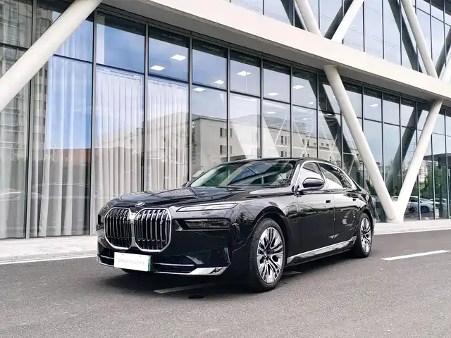 2025 BMW i7