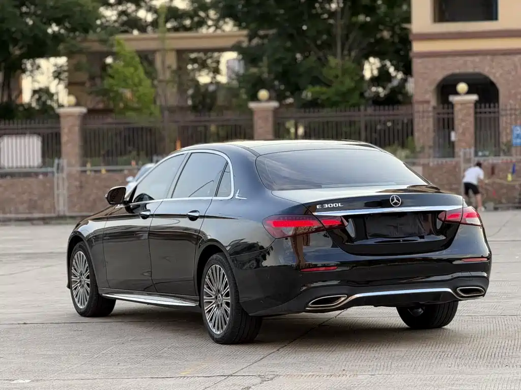 Mercedes-Benz E-Class — миниатюра 16
