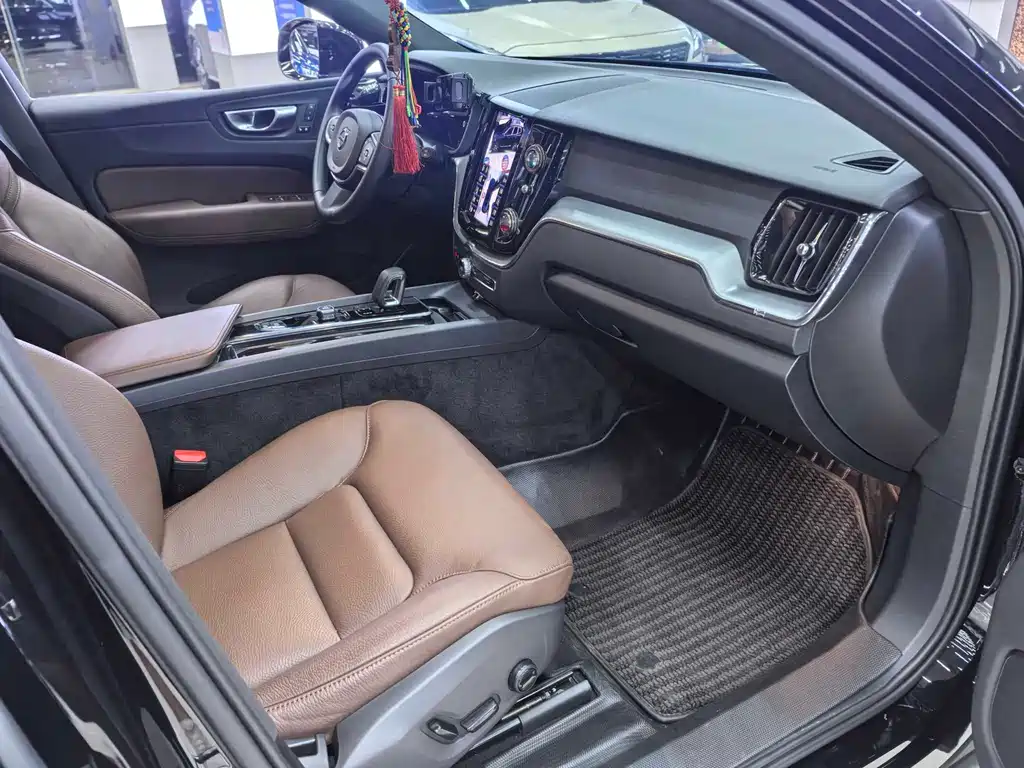 Volvo XC60 2025 B5 Luxury