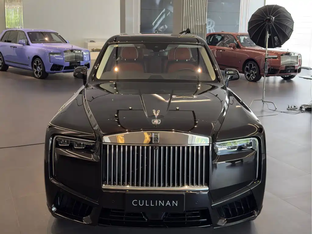 Rolls-Royce Cullinan 2026 мест