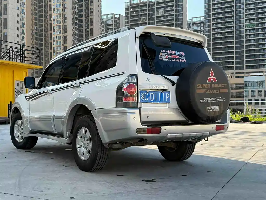Mitsubishi Pajero — миниатюра 4