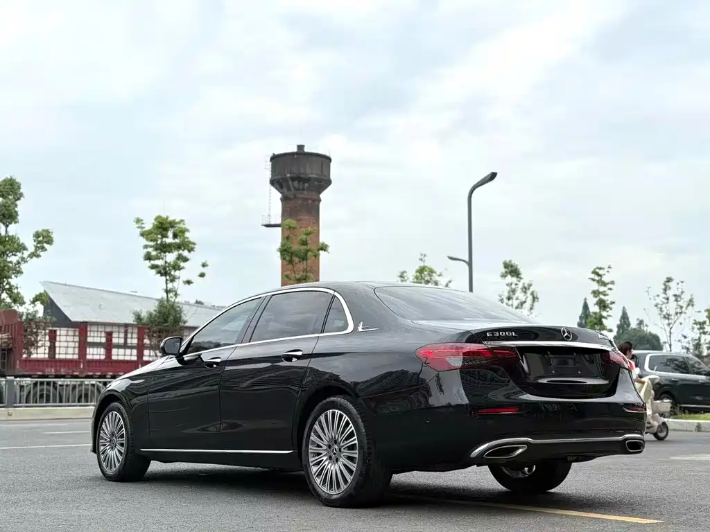 Mercedes-Benz E-Class — миниатюра 8