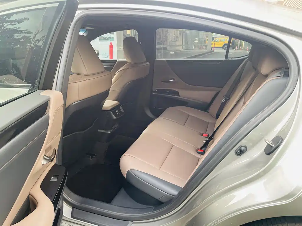 Lexus ES 2022 300h