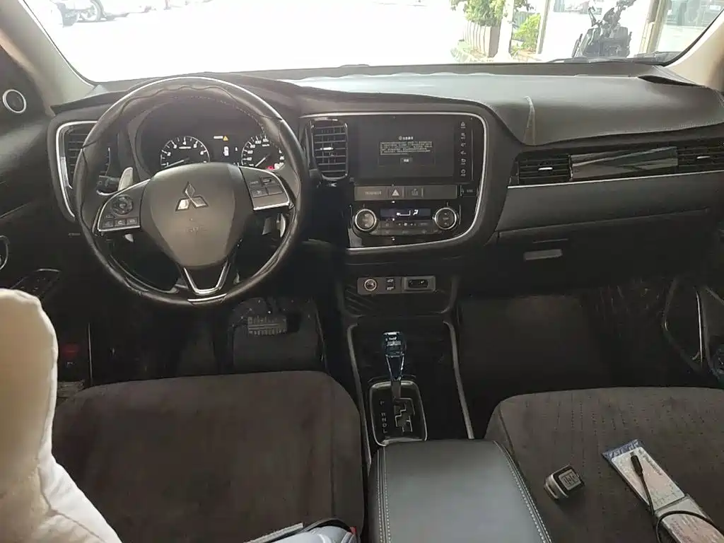 Mitsubishi Outlander — миниатюра 10
