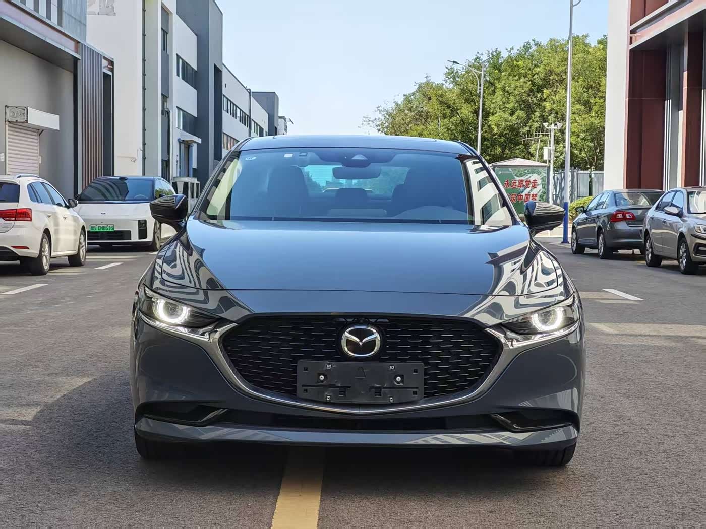 Mazda Mazda3 Axela 2.0 л 2023 г. Серебристо-серый, пробег 15000 км