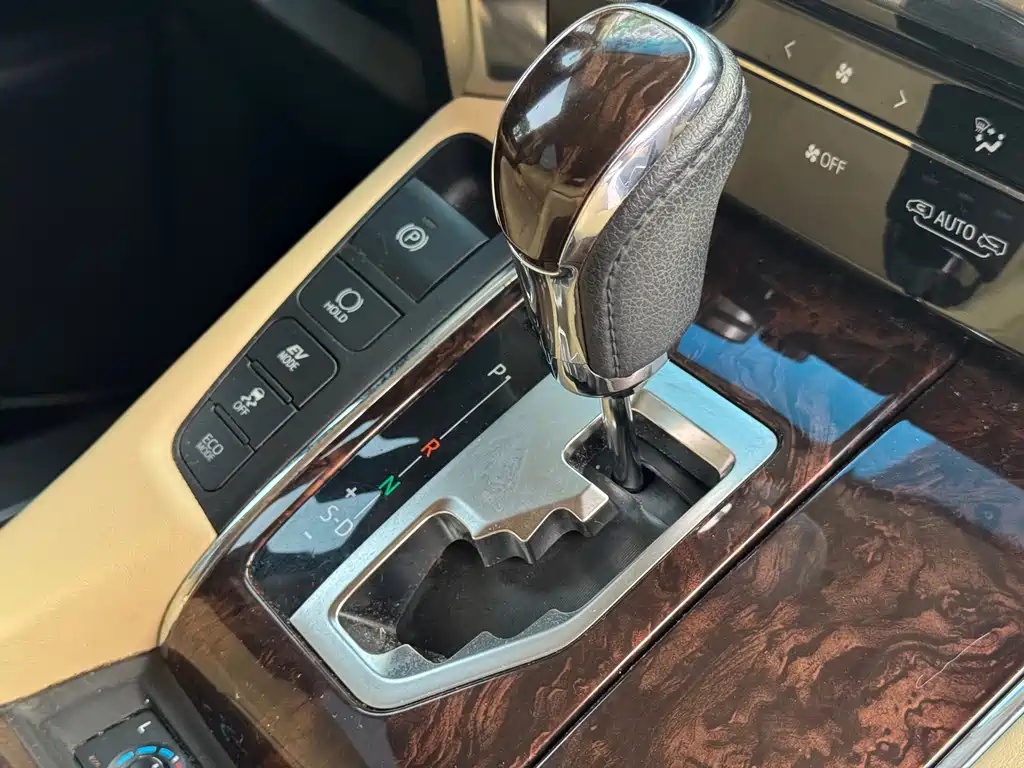 Toyota Alphard — миниатюра 11