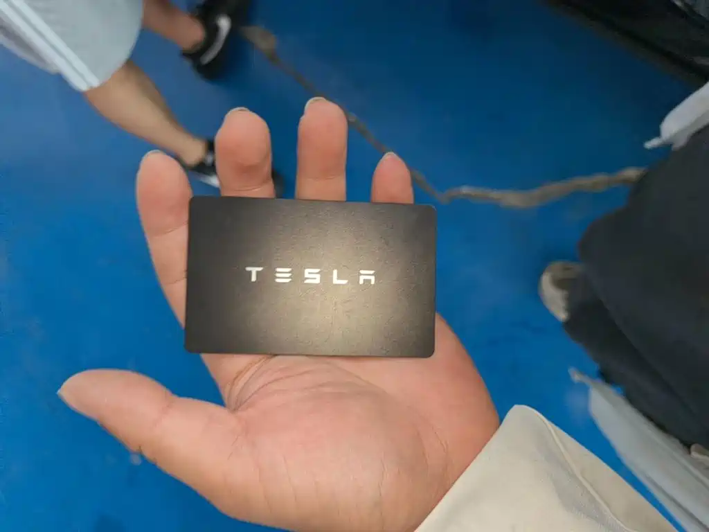 Tesla Model Y — миниатюра 9