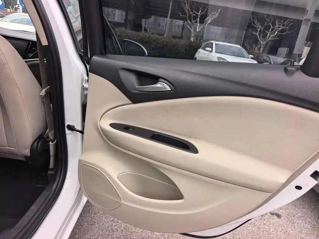 Buick Verano — миниатюра 10