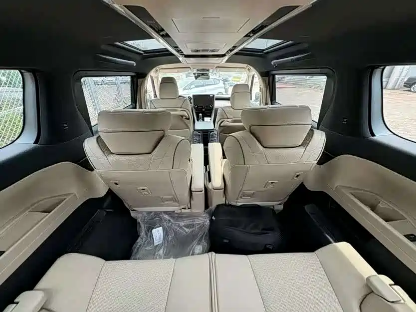 Toyota Alphard — миниатюра 9