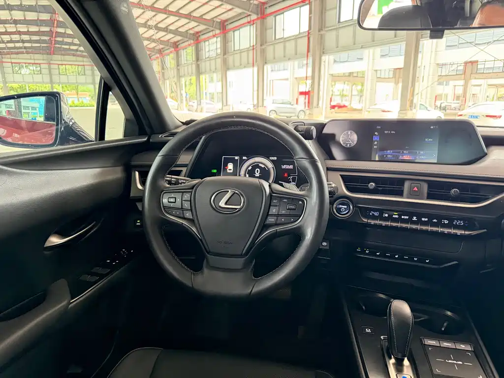 Lexus UX New Energy — миниатюра 7