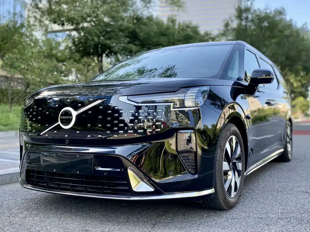 Volvo EM90 2025