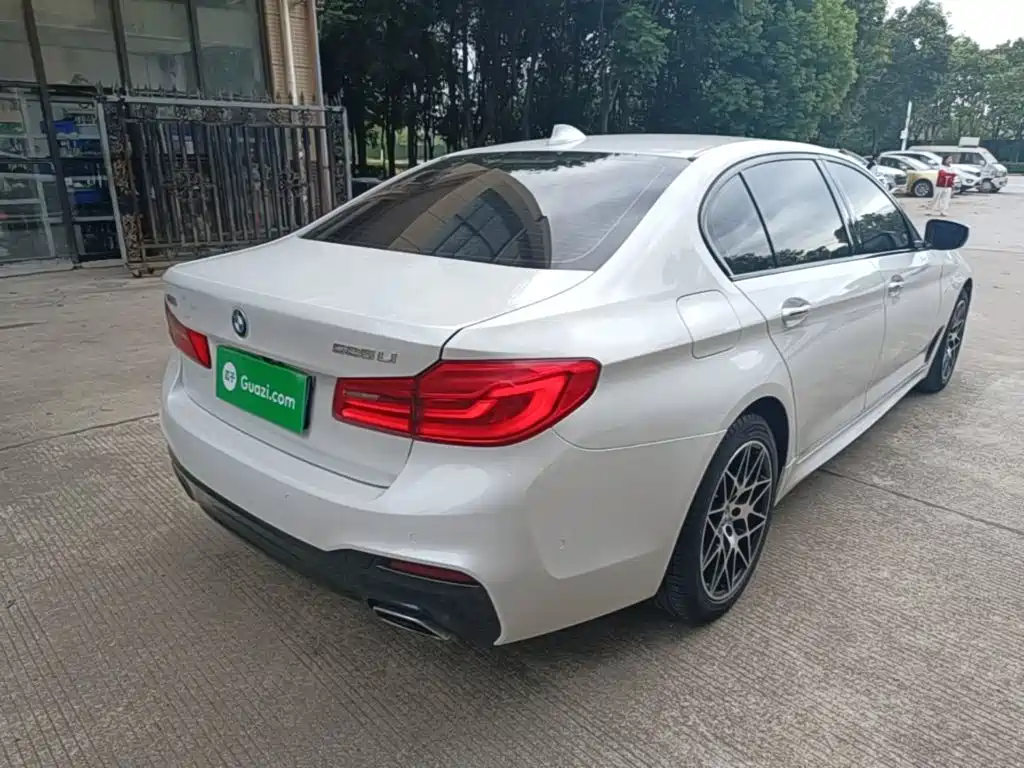 BMW 5 Series — миниатюра 7