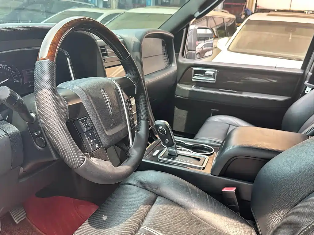 Lincoln Navigator — миниатюра 12