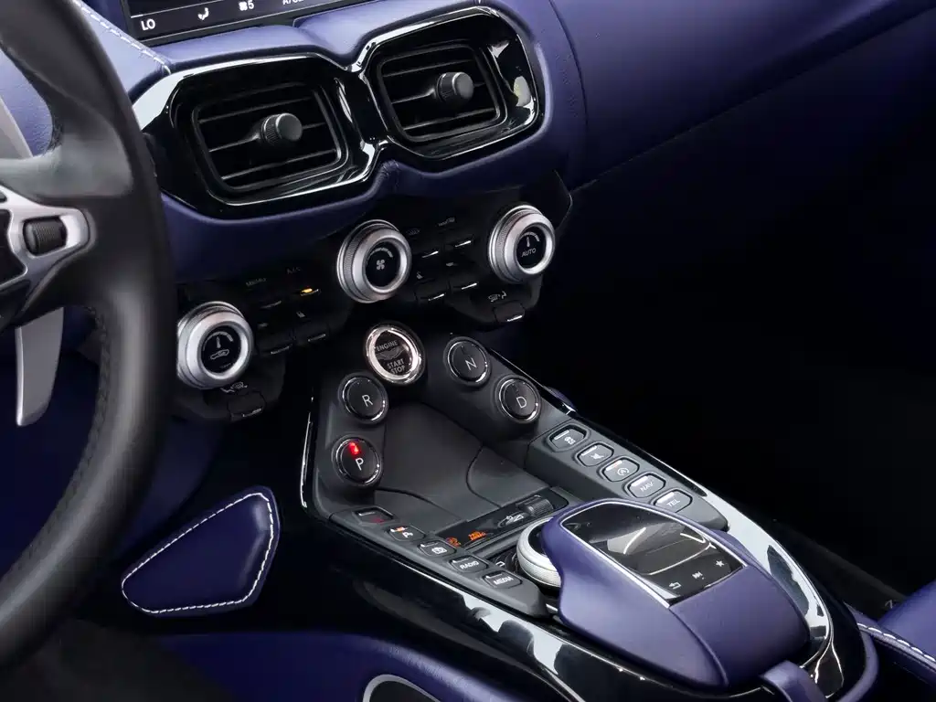 Aston Martin V8 Vantage — миниатюра 21