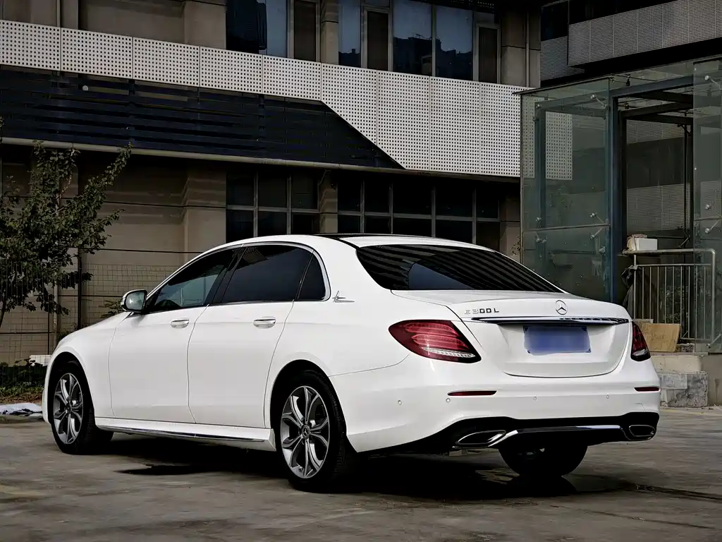 Mercedes-Benz E-Class — миниатюра 6