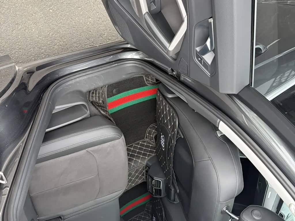 Audi Q3 1.4 л 2023 г. Серебристо-серый, пробег 31000 км