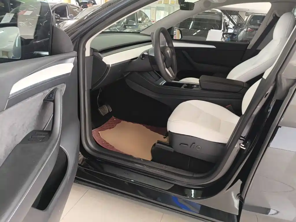 Tesla Model Y — миниатюра 16
